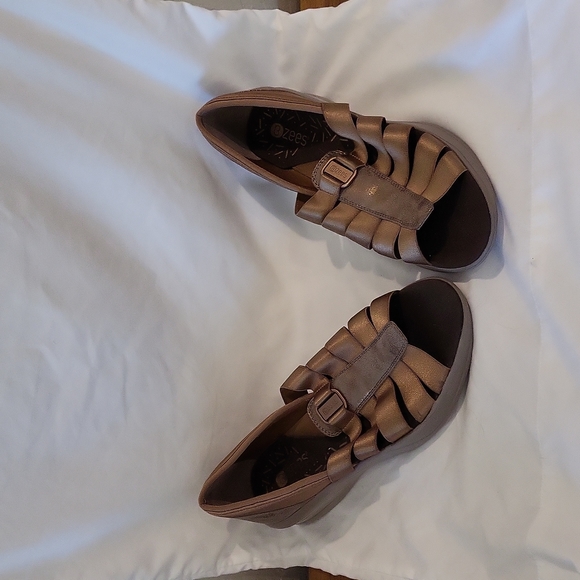 BZEES Frenzy Fisherman Open Toe Wedge T-strap Slip On Sandals Womens 10M - Picture 2 of 12